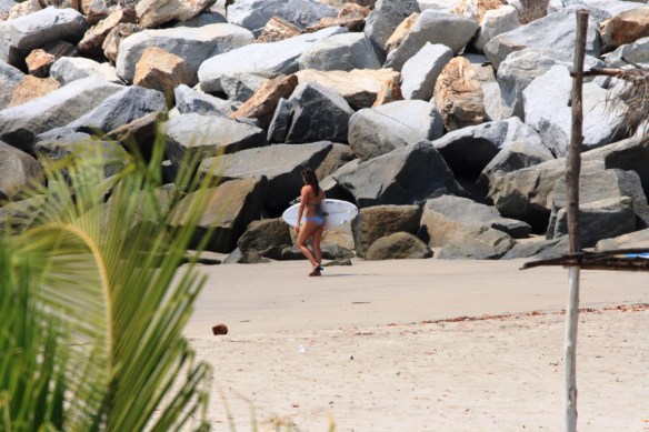 Emma. Heading out for wave! Photo: Nathan Bloemers