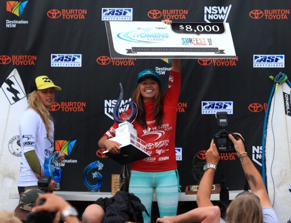 Malia Manuel all smiles...Trophy and Cheque in hand!
